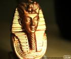 Maschera del faraone Tutankhamon con il nemes, una cuffia di stoffa in testa