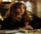 Hermione Granger, amica di Harry, la lettura di un libro a scuola