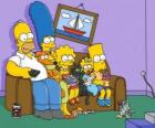 La famiglia Simpson sul divano a casa 