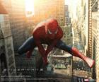 Il supereroe Spiderman un tuffo tra gli edifici della città con la oscillazione con la sua ragnatela