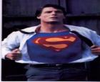 Clark Kent diventa Superman con la sua uniforme rossa e blu per la lotta per la giustizia