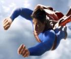 Superman che vola in cielo, con i pugni chiusi e con la sua tuta cappotto