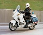 Funzionario di polizia o polizziotto motorizzato con il suo motociclo