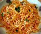 Piatto di spaghetti con una forchetta pronta