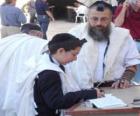 Ragazzo che studia con il suo insegnante, sia con Kippah, piccolo copricapo rituale