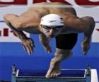 Michael Phelps tirando fino alla piscina