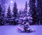 Abeti di Natale in un paesaggio innevato con la luna nel cielo