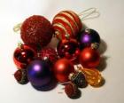 Set di sfere natalizie con diverse decorazioni 