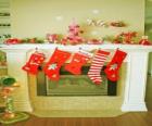 Caminetto nel Natale con i calzini appesi e con le decorazioni di Natale