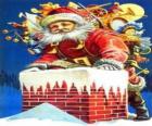 Santa Claus che entra nil camino carico con molti doni