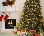 Caminetto nel Natale con i calzini appesi e con le decorazioni di Natale