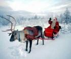 Babbo Natale nella sua slitta magica volante trainata da renna e carica di regali di Natale