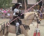 Cavaliere in armatura e con la sua lancia pronti montato sul suo cavallo anche protetti con armature