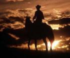 Cowboy equitazione o al crepuscolo