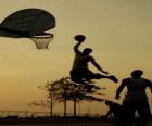 Uno a uno di basket tra due giovani amici