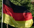 La bandiera della Germania è un tricolore ed è costituito da tre bande orizzontali di uguali misura colori nero, rosso e oro