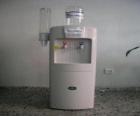 Dispenser di acqua fredda con serbatoio di acqua sopra il distributore tazze