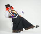 Clown o pagliaccio in tutto o costume, con un cappello, parrucca, guanti, cravatta, pantaloni grandi e grandi scarpe