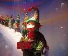 Elfi di Babbo Natale che trasporta un regalo