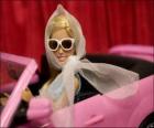 Barbie guida la sua auto