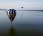 Mongolfiera volando sull'acqua