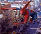 Spider Man si muove attraverso la città in modo veloce e agile oscillante con la sua ragnatela