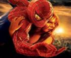 Spiderman con una ragazza in braccio appesi di una ragnatela in il cielo della città