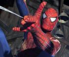 Il volto di Spiderman con la maschera e indumenti speciali