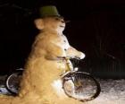 Pupazzo di neve in bicicletta