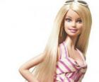 Barbie con occhiali da sole bianchi sulla sua testa