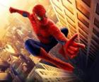 Spiderman che salta tra gli edifici della città con il suo oscillare spider
