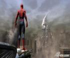 Spiderman, l'uomo ragno, sulla cima di un edificio mediante il controllo della città