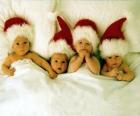 Quattro bambini con Santa Claus hat