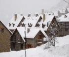 Paesaggio di neve piccolo villaggio di montagna