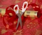 Strumenti per avvolgere regali vacanza: forbici, carta e nastro per la cravatta
