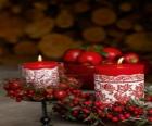 Natale candele accese e decorate con bacche rosse