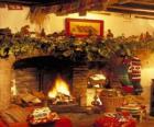 Camino con il fuoco acceso e le decorazioni natalizie