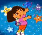 Dora giocando con alcune stelle
