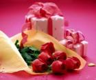 Rose rosse e un regalo per San Valentino
