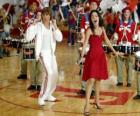 Gabriella Montez (Vanessa Hudgens) Troy Bolton (Zac Efron), cantando e ballando