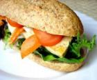 Un buon snack o sandwich di pane integrale con bar con molti ingredienti diversi