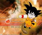 Son Goku è un bambino Saiyan che è cresciuta in montagna imparare le arti marziali da suo nonno e ha una svolta: la sua coda.