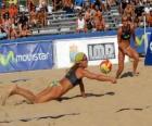 Beach Volley - Giocatore di salvare una palla agli occhi del suo compagno