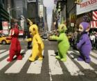 Po, Laa-Laa, Dipsy e Tinky Winky, attraversando una strada