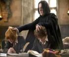 Il professor Severus Piton, studiando e Harry Potter Ron Weasley