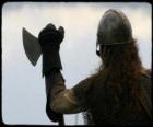 Viking guardando armato di un'ascia