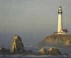 Faro e la casa del guardiano del faro, una torre con una potente lampada nella parte superiore vicino alla costa per la navigazione delle navi - Pigeon Point -