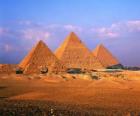 La Grande Piramide di Giza in centro insieme ad altri due importanti piramidi del complesso della Necropoli di Giza, alla periferia del Cairo, Egitto