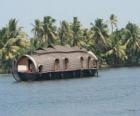 Casa galleggiante sul fiume, una barca progettata come alloggi
