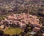 Villaggio nel paesaggio, con la torre e campanile della chiesa